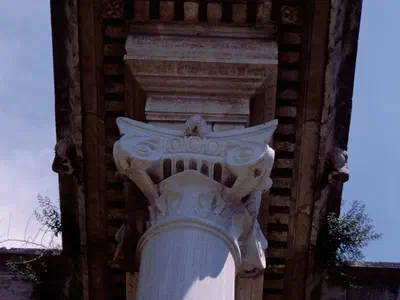 Column detail of Üç Kapılar Column detail of Hadrian's Gate (Üç Kapılar)