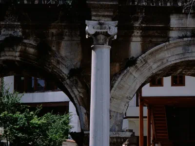 Column detail of Üç Kapılar Column detail of Hadrian's Gate (Üç Kapılar)