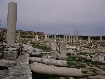 The colonnaded boulevard