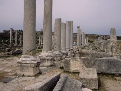 The colonnaded boulevard