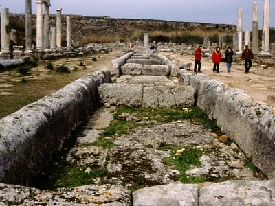 2m width water canal diveded two part the colonnaded boulevard