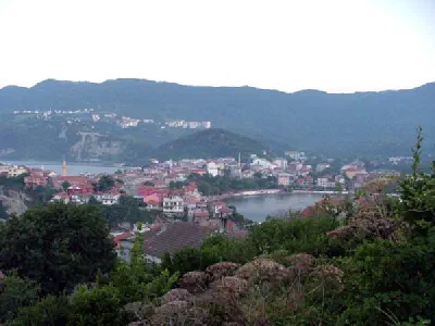 You can see the two bays at the west and east side of the town.