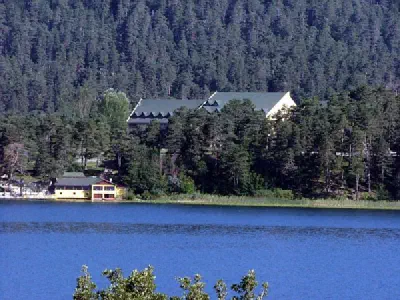 There are hotels around the lake.