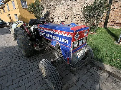 Tractor in Iznik