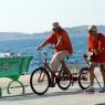 Foça - People cycling and walking
