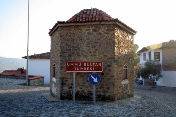 Ümmü Sultan Türbesi (tomb)