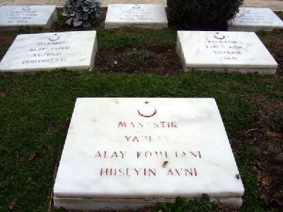57th Infantry Regiment commander Hüseyin Avni's gravestone.
