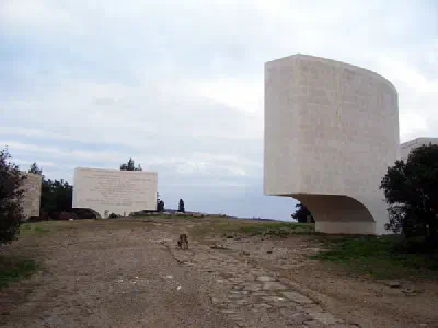 Chunuk Bair Mehmetçik Memorials consist of five monoliths arranged in a semicircle to represent a hand turned upwards towards God.
