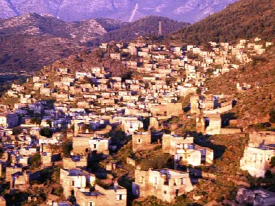About 25000 Anatolian Greeks lived in the area before the population exchange agreement between the Greeks and Turkish in 1923.